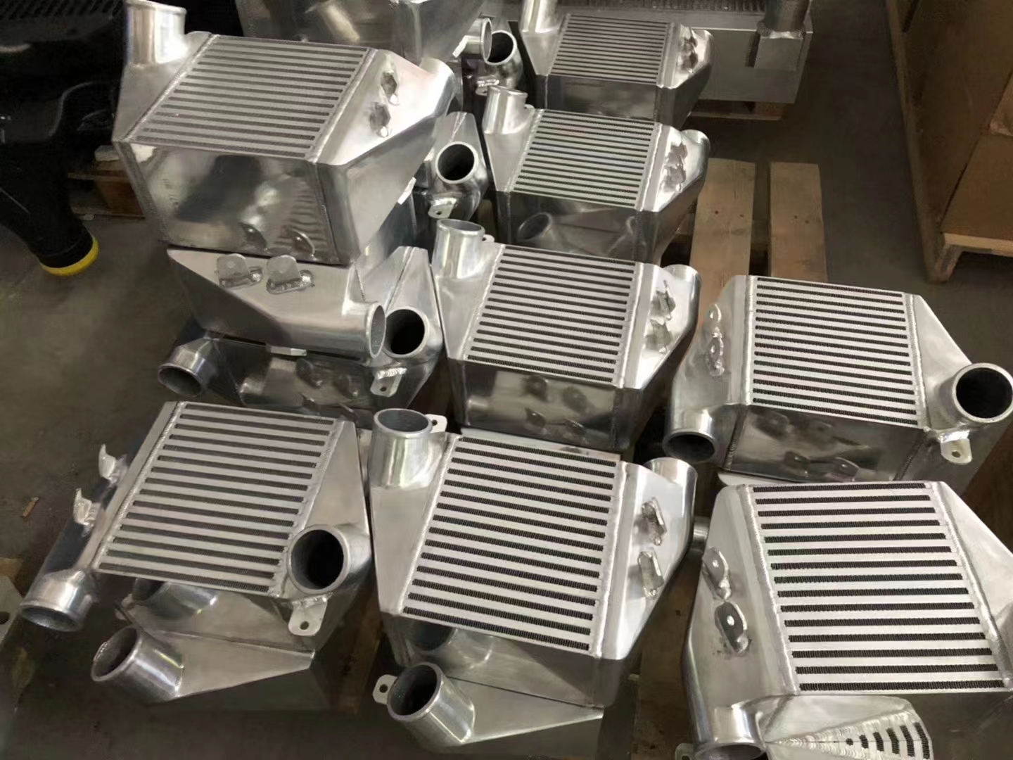 Mga kalamangan at kahinaan ng mga intercooler sa mga pagbabago sa kotse